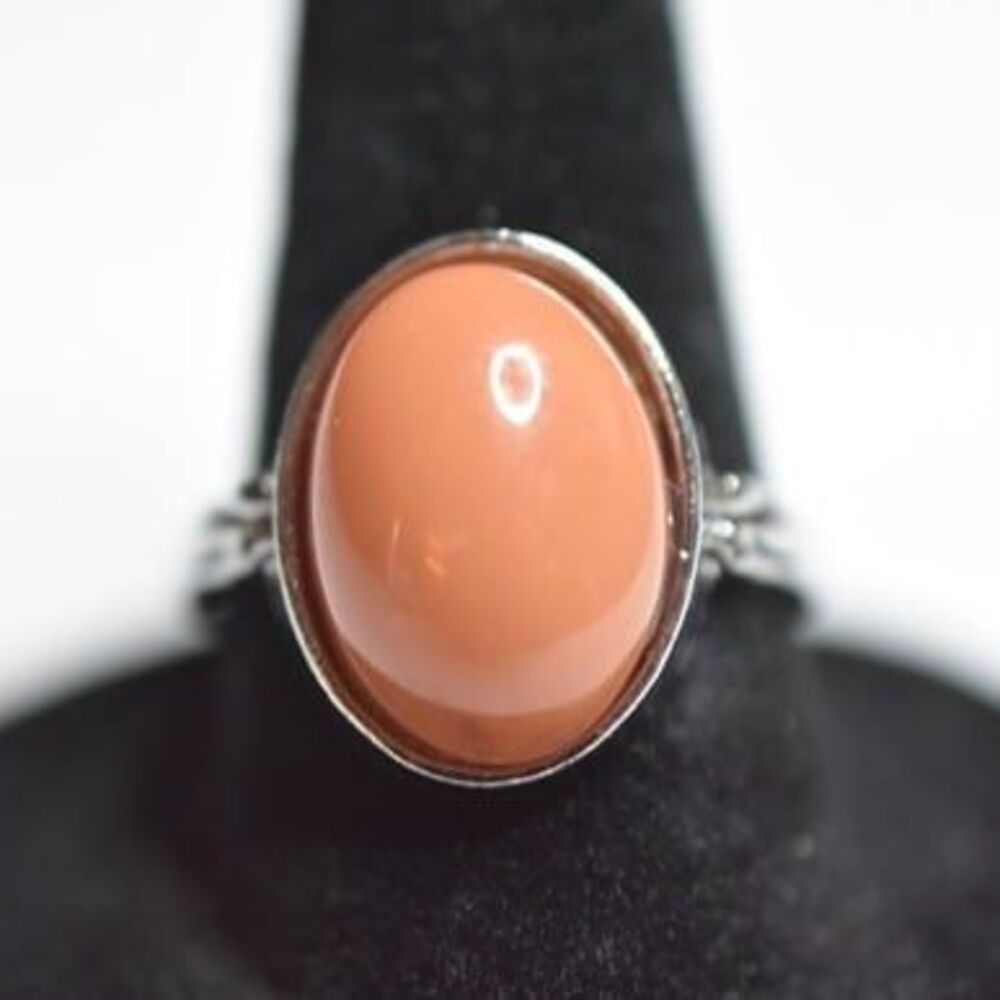 Peachy Polished Stone Silver Tone Band Size 8 Chic Classic Casual Ring